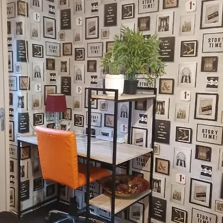 Double Bedroom In Converted Garage-no Shower,bath Facility 게스트하우스