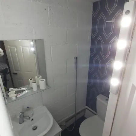 Double Bedroom In Converted Garage-no Shower,bath Facility 게스트하우스 브리스틀