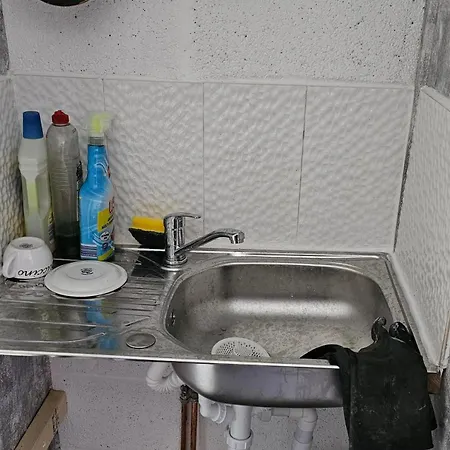 Double Bedroom In Converted Garage-no Shower,bath Facility 브리스틀